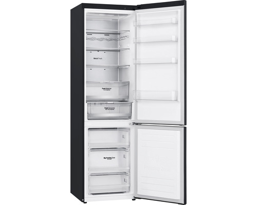 Geöffneter Kühlschrank mit verschiedenen Regalen und Fächern zur Aufbewahrung von Lebensmitteln