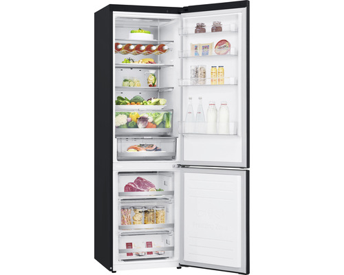 Geöffneter Kühlschrank mit verschiedenen Lebensmitteln