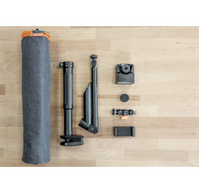 Brinno Kamera Zeitraffer Set mit Stativ und Zubehör auf einem Holztisch
