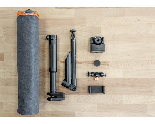 Ensemble de caméra et de laps de temps Brinno avec trépied et accessoires sur une table en bois