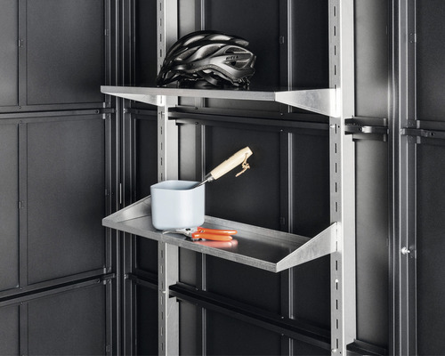 Regalböden Hörmann EcoStar 25 x 67,4 cm 2 Stück Regalsystem im Lagerraum mit Fahrradhelm, Topf, Gartenschere und Pflanzkelle