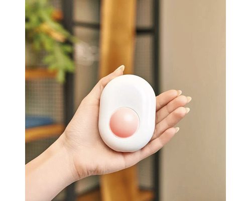 Weißer Handwärmer mit rundem Heizelement in der Hand