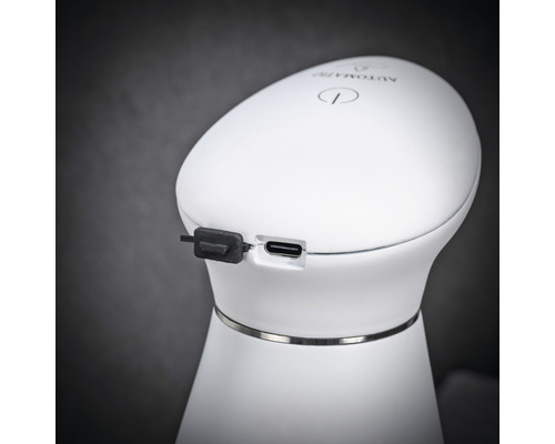 Detailansicht eines weißen Seifenspenders mit USB-Anschluss