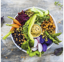 Vue de dessus d''un bol avec différents légumes, légumineuses et une sauce dip