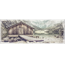 Holzhütte mit Steg am See vor Bergkulisse