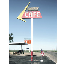 Straßenszene mit Café-Schild und amerikanischer Flagge