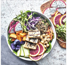 Schüssel mit Tofu, Quinoa, Kichererbsen und Gemüse