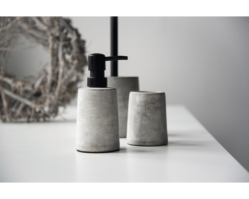 Ensemble de salle de bains en béton avec distributeur de savon et gobelet