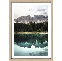 Gerahmtes Poster mit Berglandschaft, Wald und Spiegelung im Wasser