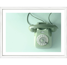 Image encadrée d''un téléphone à cadran sur le mur