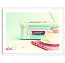 Gerahmtes Bild eines Kassettenradios mit Tasse und Untertasse