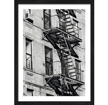 Gerahmtes Schwarzweißfoto einer Hausfassade mit Feuertreppe