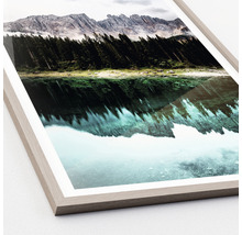 Gerahmtes Bild mit Bergsee, Bäumen und Berglandschaft