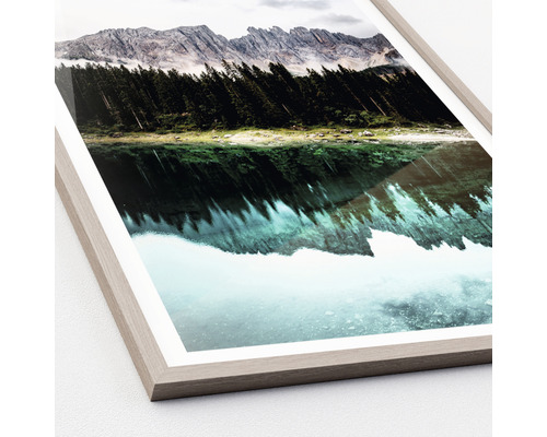 Image encadrée avec lac de montagne, arbres et paysage de montagne