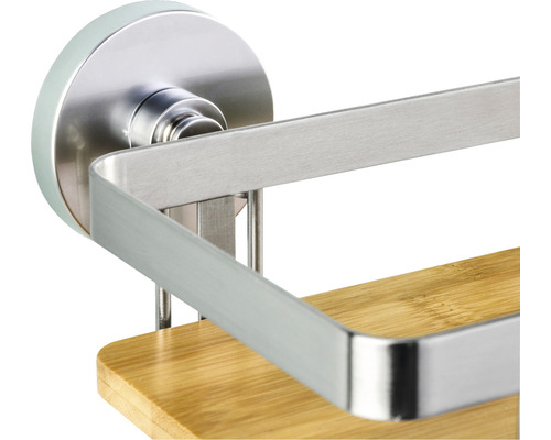 Detailansicht eines Badezimmerregals aus Edelstahl und Bambus zur Wandmontage