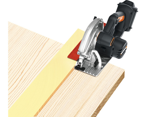Scie circulaire sans fil coupant une planche de bois