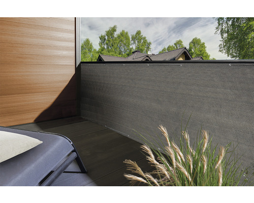 Balcon avec pare-vue, lames de terrasse et chaise longue