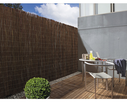 Brise-vue en roseau sur une terrasse avec table et chaises
