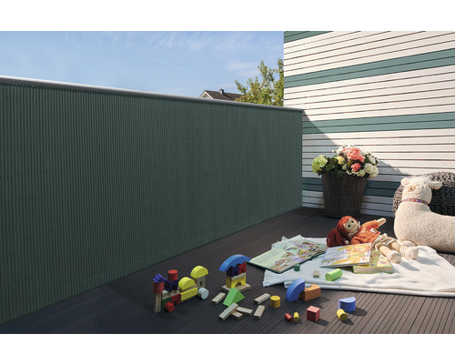 Balcon avec pare-vue, terrasse en bois et jouets pour enfants