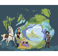 Illustration einer Szene mit Rapunzel, Flynn Rider, Maximus und Cassandra vor einer Waldkulisse mit einem Schloss im Hintergrund.