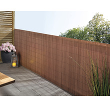 Terrasse avec brise-vue en bambou, plante en pot et lanterne