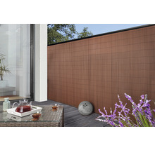 Balcon avec pare-vue, table et décoration