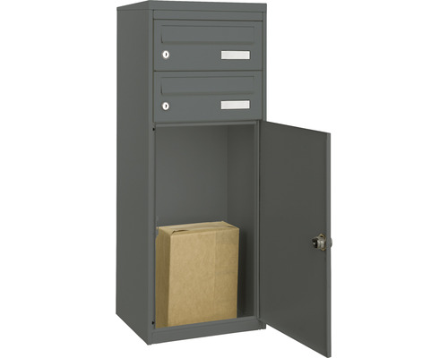Boîte aux lettres grise avec deux compartiments à lettres et un compartiment à colis ouvert avec colis