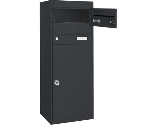 Freistehender Briefkasten mit offener Tür zur Paketentnahme.