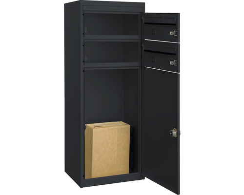 Offener Paketbriefkasten mit Paket