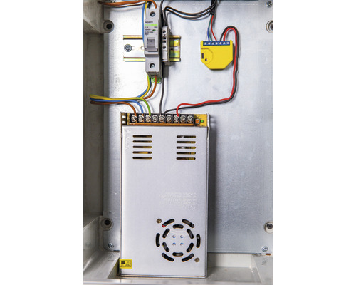 Installation mit Sicherung, Trafo, Stromversorgung und Verteilerklemme.