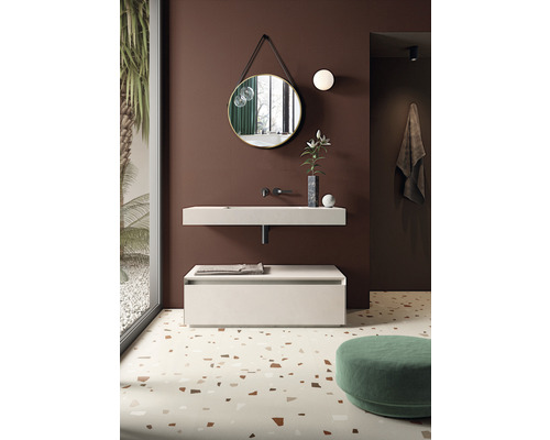 Salle de bain moderne avec lavabo, miroir et sol en terrazzo
