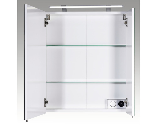 Armoire de toilette ouverte avec deux étagères en verre, éclairage et prise électrique.