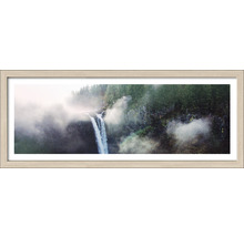 Image encadrée d''une cascade dans les montagnes