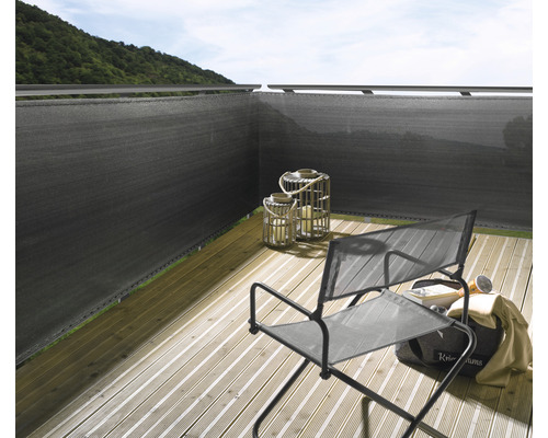 Balcon avec brise-vue, chaise, photophores et plancher en bois