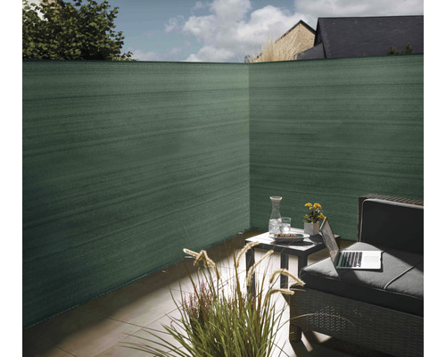 Clôture d''intimité sur une terrasse avec meubles et ordinateur portable