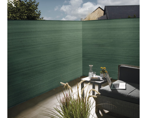 Clôture d''intimité sur une terrasse avec mobilier de jardin et décoration