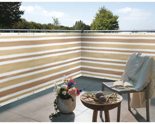 Scène d''un balcon avec un paravent, une chaise et de la décoration