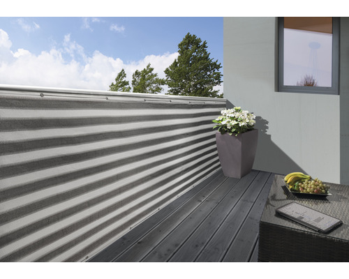 Balcon avec brise-vue, pot de fleurs et décoration