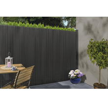 Terrassenszene mit Sichtschutzzaun, Tisch, Stuhl und Pflanzen