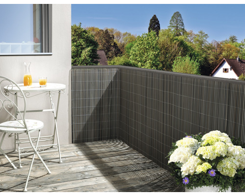 Balcon avec tapis de protection visuelle, table, chaise et boissons