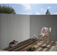 Terrassenszene mit Sichtschutzelementen, Holzterrasse, Stuhl und Dekoration
