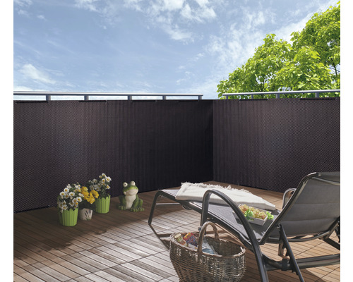 Terrasse avec écran de confidentialité, chaise longue et décoration