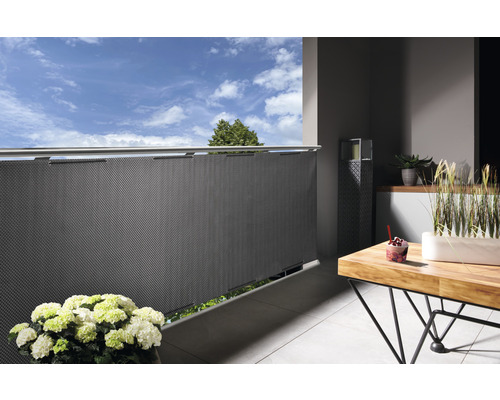 Scène de balcon avec brise-vue, table et décoration