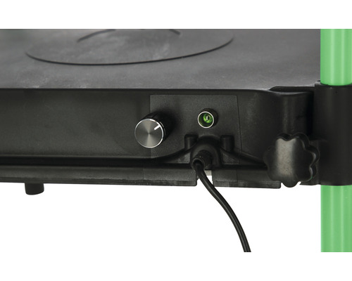 Detailansicht einer Audioanlage mit Kabel, Anschluss und Drehknopf