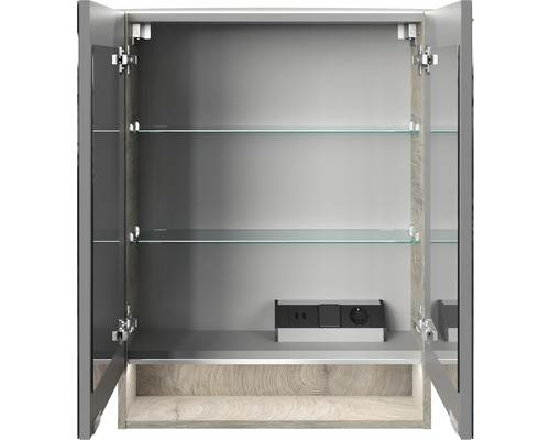 Armoire de toilette ouverte avec étagères en verre et prises de courant