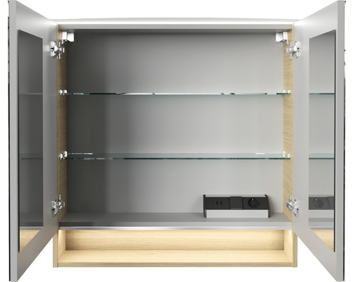 Armoire de toilette ouverte avec étagères en verre et multiprise