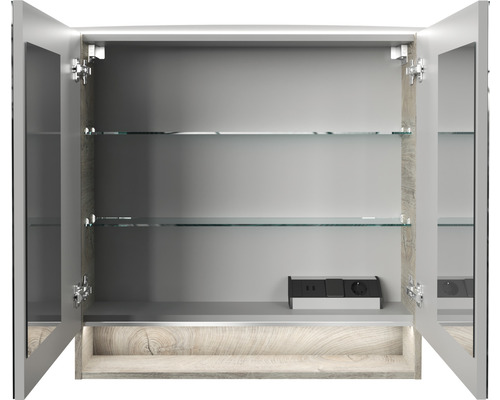 Armoire de toilette ouverte avec étagères en verre et prise électrique