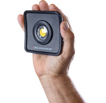 Logo Scangrip. Main tenant une lampe Scangrip