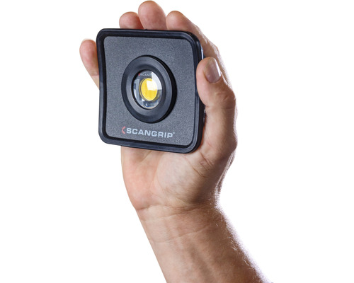 Logo Scangrip. Main tenant une lampe Scangrip