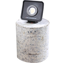 Logo Scangrip. Lampe de travail carrée sur béton.